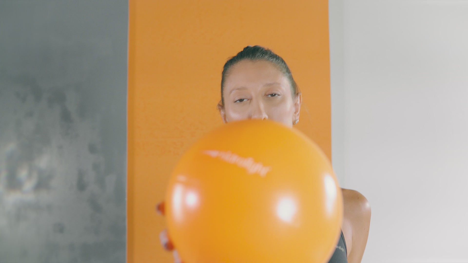 Bola de Pilates 20cm - video